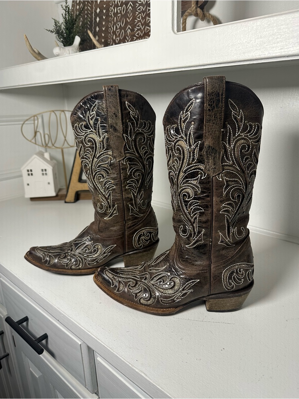 Corral Style Women’s 7.5 Brown Embroidered Cowboy Boots Distressed Leather